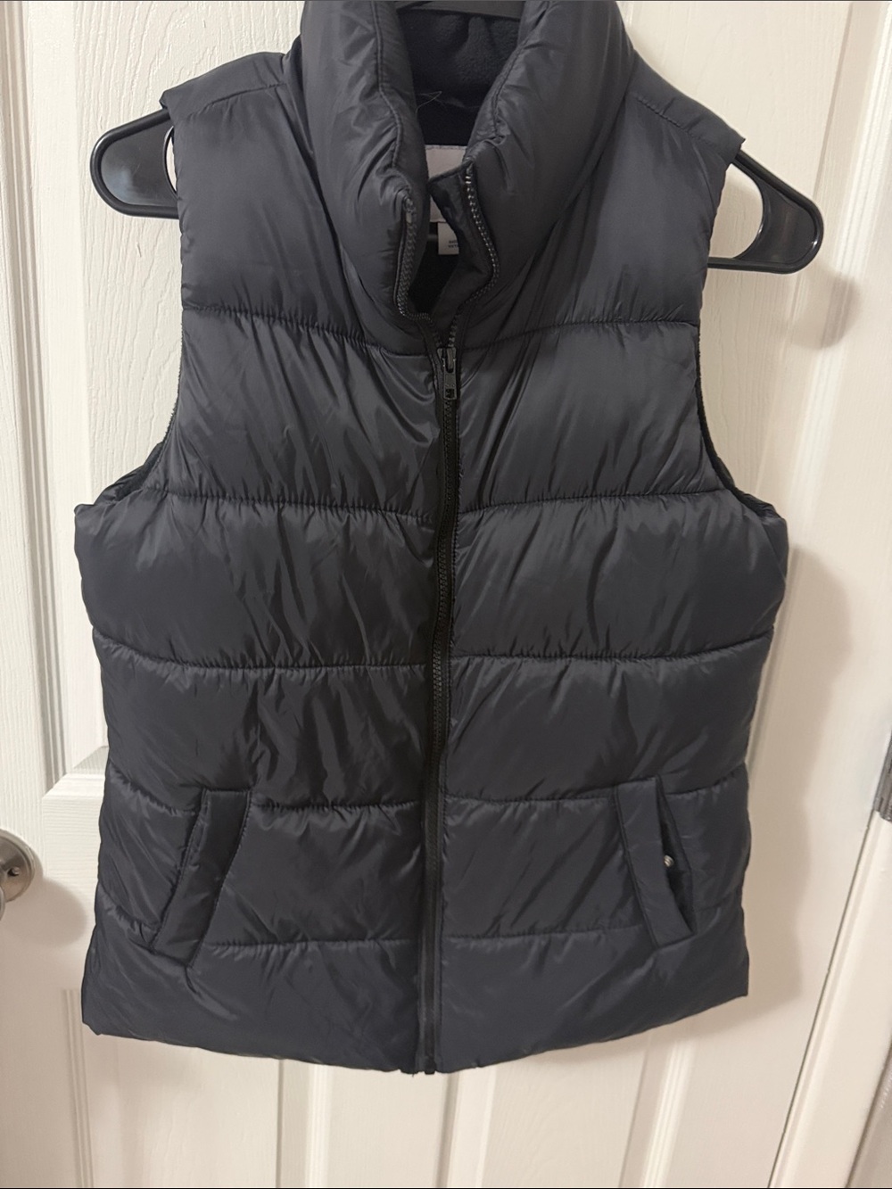 Old Navy Women's Quilted Puffer Vest in Dark Gray
